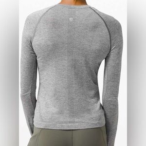 Lululemon Swiftly Tech Long Sleeve Shirt 2.0 Race Sz 6
Gray White💎EUC Retail $78